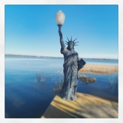 Statue-of-Liberty-relocated-to-Lake-Dora_lantern-replaces-flame